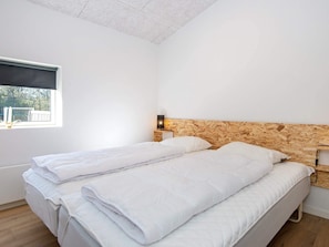 5 bedrooms, cribs/infant beds
