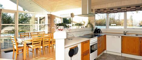 Hus | Privat køkken | Køleskab, mikrobølgeovn, kogeplade, opvaskemaskine