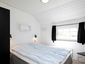 4 bedrooms, cribs/infant beds