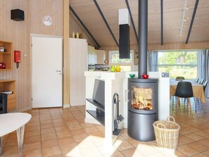 House | Private kitchen | Highchair - Luxury Retreat in Hejlsminde - By Traum Ferienwohnungen (Hejls)