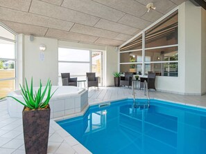 Huis | Zwembad | Een binnenzwembad en een buitenzwembad