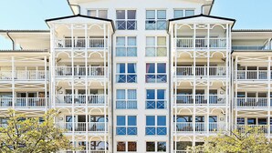 A multi-story hotel with balconies and a symmetrical facade. - Holiday Home in Grossenbrode (Grossenbrode)