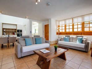 TV - Bright and airy spacious three bedroom Holiday Home with private pool (La Caleta)