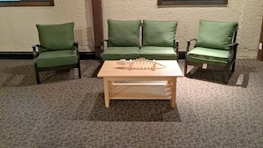 A room with a green sofa, two green armchairs, and a wooden coffee table. - #09 - Snowline Lodge (Deming)