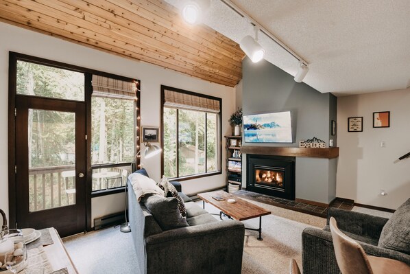 Condo, 2 Bedrooms, Smoking, Balcony | Living room