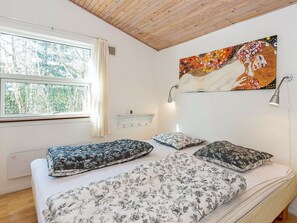 3 bedrooms, cots/infant beds, individually furnished - Beautiful Holiday Home in Glesborg Near Sea (Glesborg)