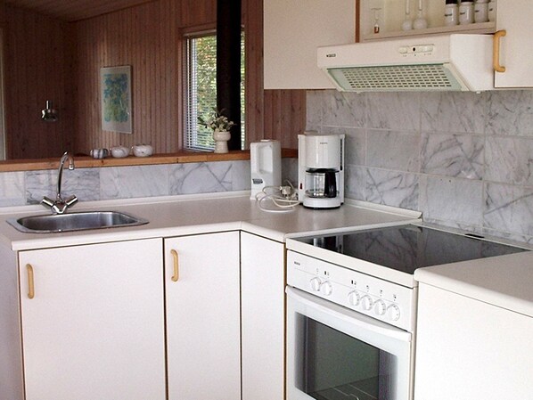 Coffee/tea maker, fridge, stovetop, high chair - Luxurious Holiday Home in Sæby With Sea-view (Sæby)