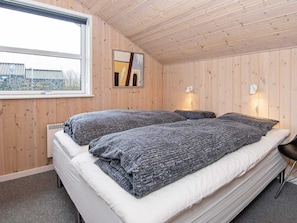 3 bedrooms, cribs/infant beds