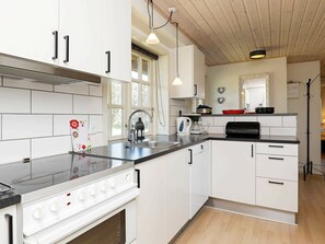 House | Private kitchen | Fridge, microwave, stovetop, dishwasher - Quaint Holiday Home in Jutland With Private Whirlpool (Blavand)