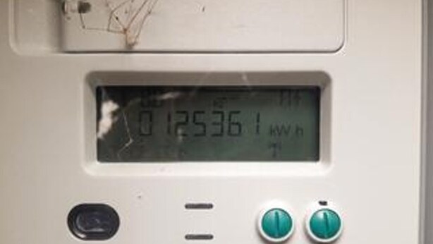 Ein digitales Display zeigt einen Verbrauch von 0,12536 kWh an.