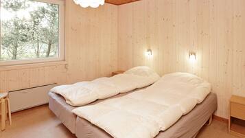 3 bedrooms, cribs/infant beds
