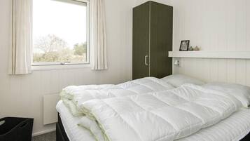 3 bedrooms, cots/infant beds