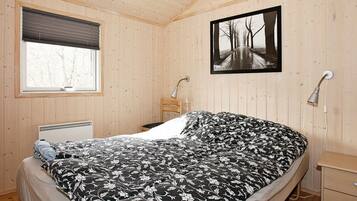 4 bedrooms, cribs/infant beds
