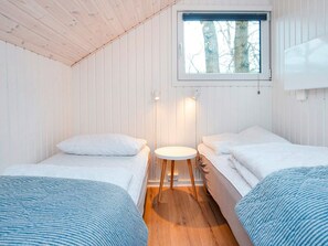 3 bedrooms, individually furnished - 6 Person Holiday Home in Hemmet (Hemmet)