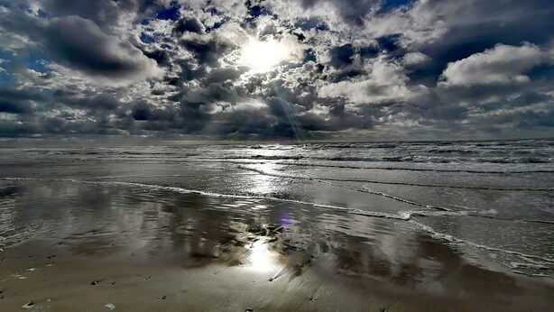 A beach with waves, a cloudy sky, and sunlight. - 6 Person Holiday Home in Lokken (Lokken)