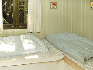 2 bedrooms, cribs/infant beds