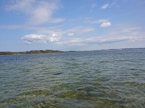 On peut admirer un lac aux eaux calmes, avec une vue dégagée sur ses rives lointaines.