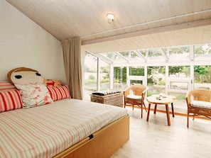 2 bedrooms, cribs/infant beds
