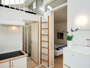 1 kamar tidur dan tempat tidur bayi