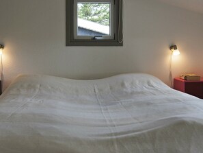 3 bedrooms, cribs/infant beds