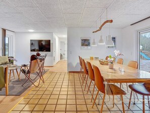 5 bedrooms, cribs/infant beds