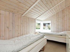 4 bedrooms, cribs/infant beds