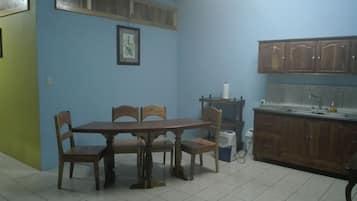 Room, 2 Bedrooms, Smoking | Tempat makan