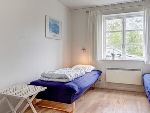 4 bedrooms, cribs/infant beds