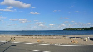 Une route côtière, avec un ciel dégagé et une mer calme.