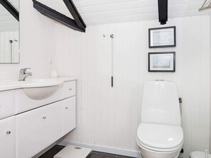 House | Bathroom - 4 Person Holiday Home in Esbjerg V (Esbjerg)