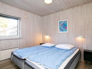 5 bedrooms, cribs/infant beds
