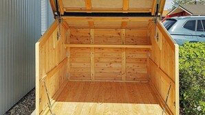 A wooden storage box with a hinged lid, metal hinges, and a metal latch. - Holiday Home in GrÃ¶mmitz (Groemitz)