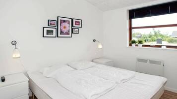 4 bedrooms, cots/infant beds