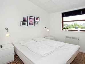 4 bedrooms, cribs/infant beds