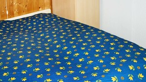 3 bedrooms, cribs/infant beds