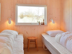 6 bedrooms, cribs/infant beds