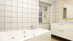 Spa treatment - Alluring Holiday Home in Glesborg Denmark With Terrace (Glesborg)