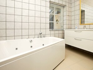 Spa treatment - Alluring Holiday Home in Glesborg Denmark With Terrace (Glesborg)