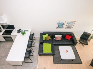 Un espace de vie moderne comprenant une cuisine, un coin repas et un coin salon.