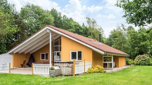 A yellow wooden house with a red roof, a porch, and a chimney. - Lakeview Retreat With Spa (Ansager)