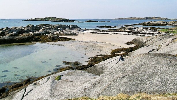 A rocky beach with clear water and distant islands. - Holiday Home in Leknes (Vestvågøy)