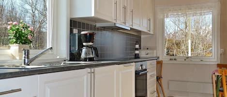 Refrigerador, parrilla de estufa, lavavajillas y cafetera y tetera