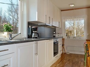 Fridge, stovetop, dishwasher, coffee/tea maker - Holiday Home in Leknes (Vestvågøy)