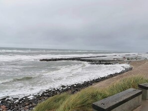 Une côte rocheuse où les vagues s’écrasent contre les rochers.