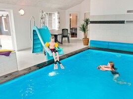 Una piscina techada, una piscina al aire libre