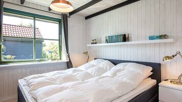 3 bedrooms, cots/infant beds