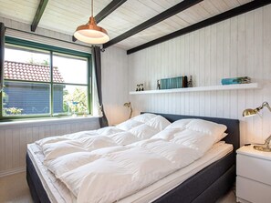 3 bedrooms, cribs/infant beds