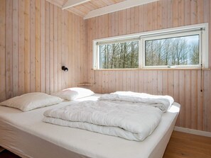 4 bedrooms, cribs/infant beds