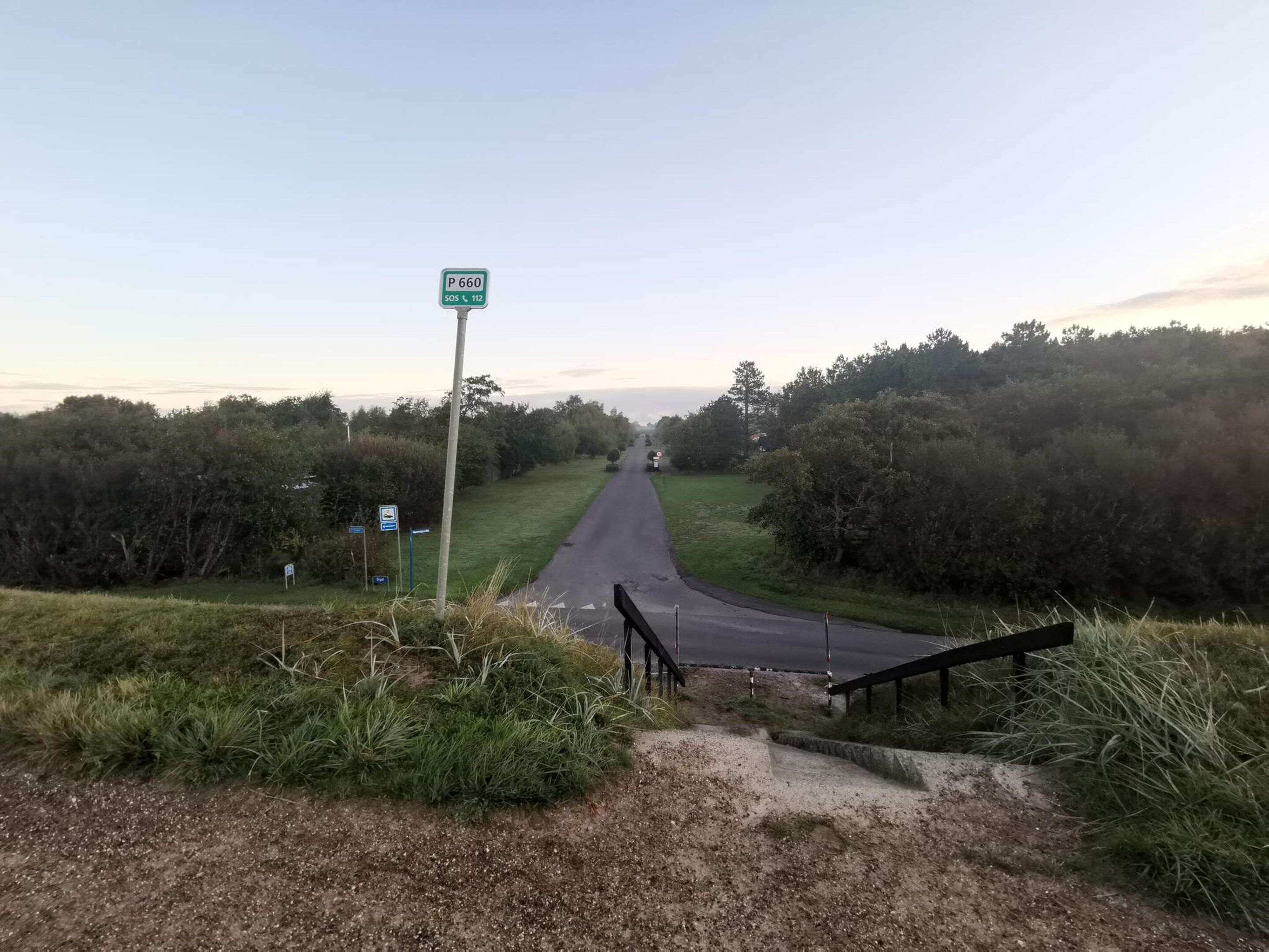 Une route de campagne avec un panneau indiquant « P 660 ».