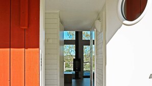 A hallway with a view of a balcony and a door leading to a room. - Holiday Home in Henån (Henån)